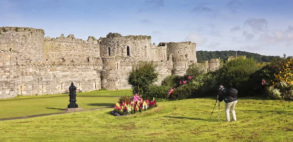 A Photographer Shoots Beaumaris Castle on Anglesey — Stock Photo, Image