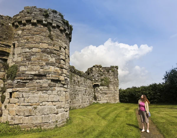 Uma mulher olha para o Castelo Beaumaris em Anglesey — Fotografia de Stock