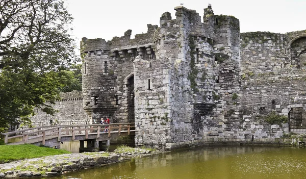 Beaumaris castle vallgrav på anglesey, wales — Stockfoto