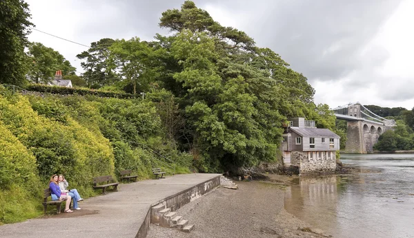 Ett par kvinnor vid menai suspension bridge — Stockfoto