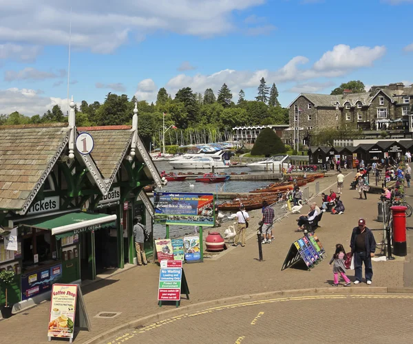 Eine sonnige Szene in der Verbeugung vor Windermere — Stockfoto