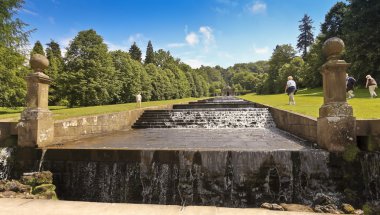 bir görünümünü chatsworth house cascade, İngiltere