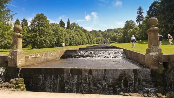 Een weergave van de chatsworth huis cascade, Engeland — Stockfoto