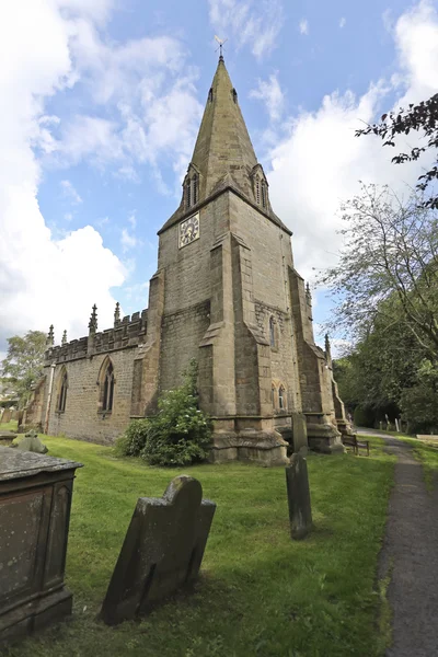 Een kerk en een begraafplaats, baslow, Engeland — Stockfoto