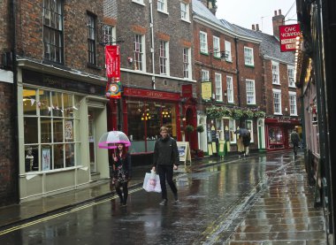 Bir yağmurlu düşük petergate sahne, york, İngiltere
