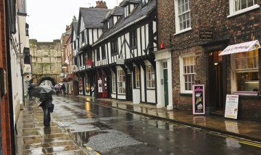Bir yağmurlu yüksek petergate sahne, york, İngiltere