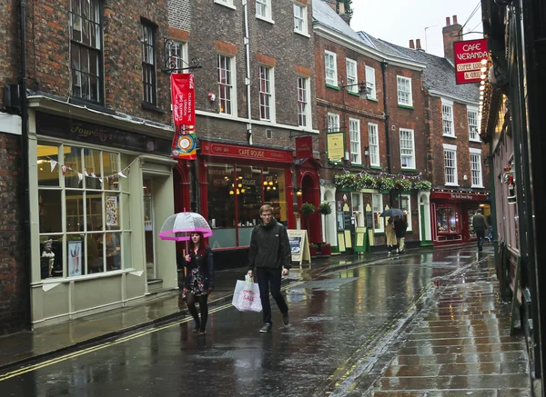 Egy esős alacsony Petergate jelenet, York, Anglia — Stock Fotó