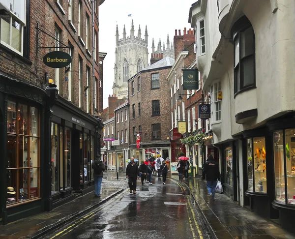 Deštivé nízké petergate scéna, york, Anglie — Stock fotografie