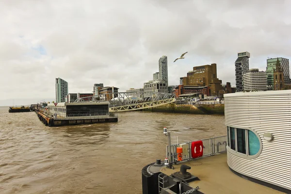 利物浦和 mersey 河的一个视图 — 图库照片