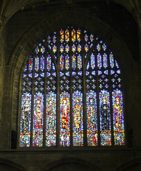 一个彩色玻璃的大教堂窗口显示圣徒 — 图库照片