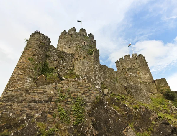 Un disparo de bajo ángulo en el castillo de Conwy, Gales —  Fotos de Stock