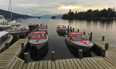 bowness-on-windermere içinde bir gün batımı marina vurdu
