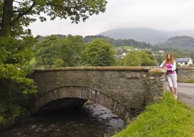 coniston eski bir köprü ile bir kadın duruyor