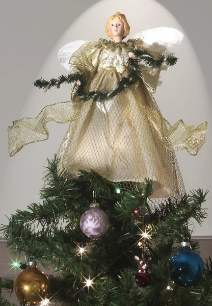 An Angel Atop a Decorated Christmas Tree — Stock Photo, Image