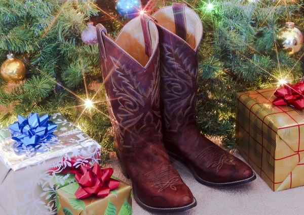 Un par de botas de vaquero de Navidad rojas — Foto de Stock