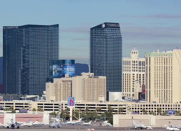 Una vista cosmopolita desde el aeropuerto internacional de McCarran — Foto de Stock