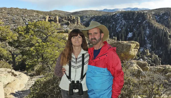 Um casal caminhando nas montanhas Chiricahua — Fotografia de Stock