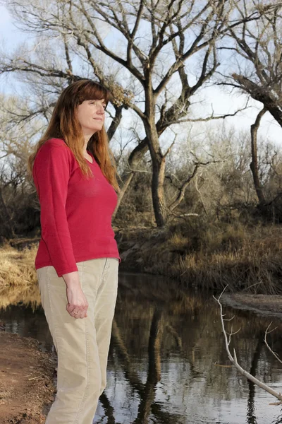 Žena venku na břehu řeky — Stock fotografie