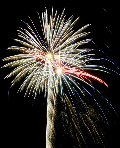 Egy éjszaka ég tele robbanó tűzijáték — Stock Fotó