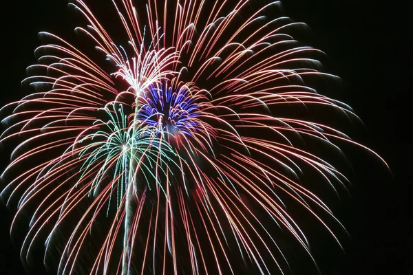 夜空の花火の爆発のフル — ストック写真