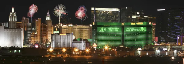 Una vista sui fuochi d'artificio MGM dall'aeroporto internazionale McCarran Foto Stock