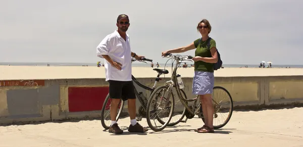Ett par med cyklar på mission beach — Stockfoto