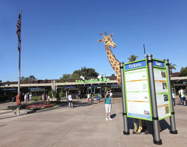 Uma mulher estuda o signo do zoológico de San Diego — Fotografia de Stock
