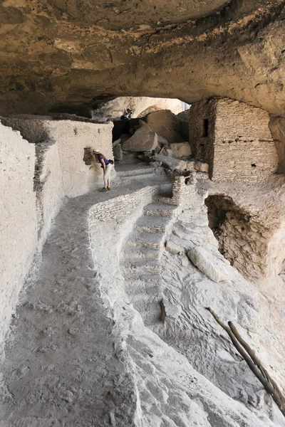 Kobieta bada jaskini 4 mieszkań Urwisko gila — Zdjęcie stockowe