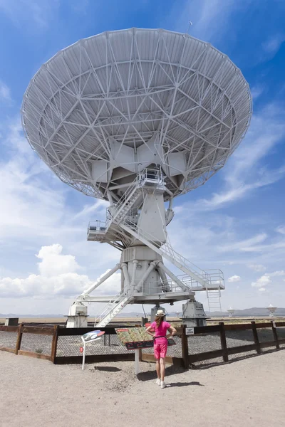 A Woman Reads a Placard at the VLA — Stock Photo, Image