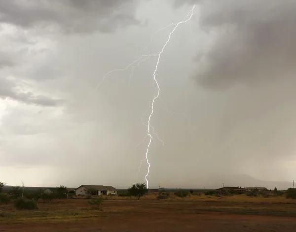 En bult av ett blixtnedslag i ett lantligt område — Stockfoto
