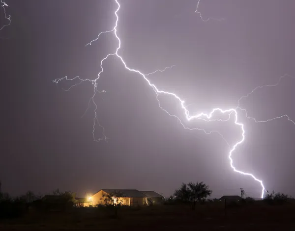 A Bolt of Lightning in a Neighborhood — Stock Photo, Image