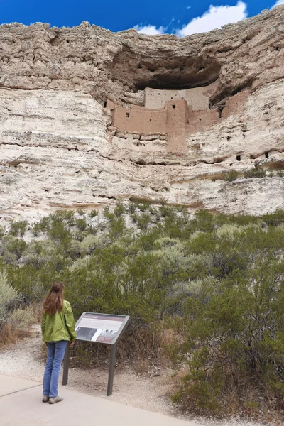 Kobieta w montezuma castle zabytek Narodowy — Zdjęcie stockowe