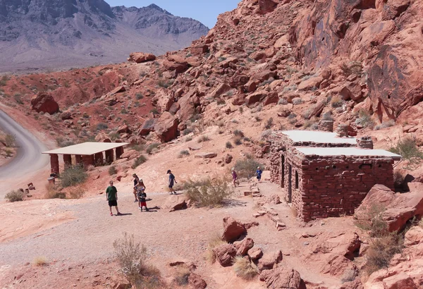 En familie i Valley of Fire State Park – stockfoto