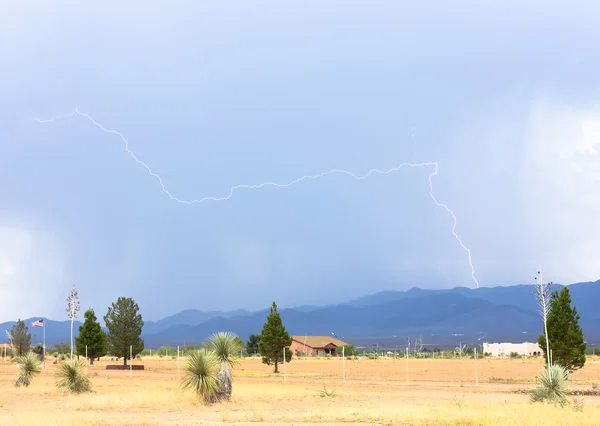 A Bolt of Lightning Above a Rural Neighborhood — Stock Photo, Image