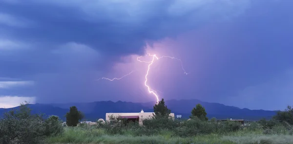 Sebuah Bolt of Lightning di Pegunungan — Stok Foto