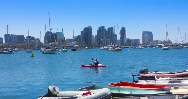 Veduta di un Kayak sulla baia di San Diego e il centro città — Foto Stock