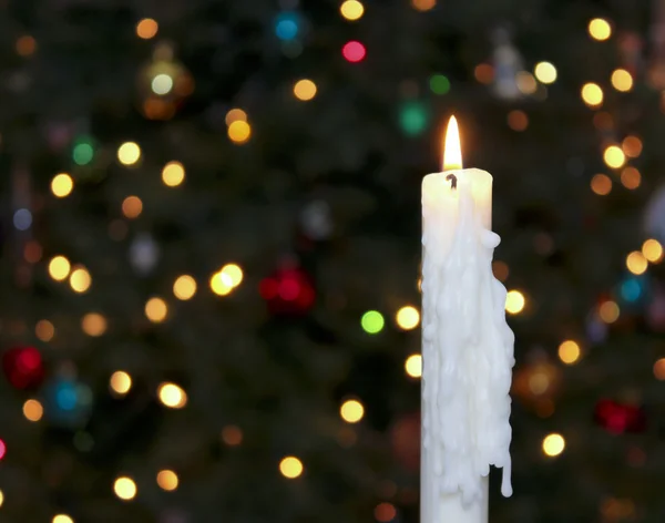 Biała świeca Boże Narodzenie z niewyraźne lights — Zdjęcie stockowe