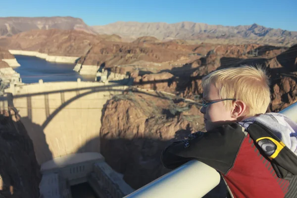 A Boy Views Hoover Dam dans le Nevada — Photo