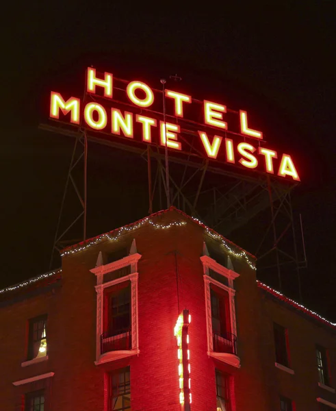 Ein Hotel monte vista Schild in der Nacht — Stockfoto