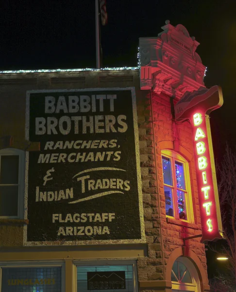 Een Babbitt Brothers neon teken 's nachts — Stockfoto