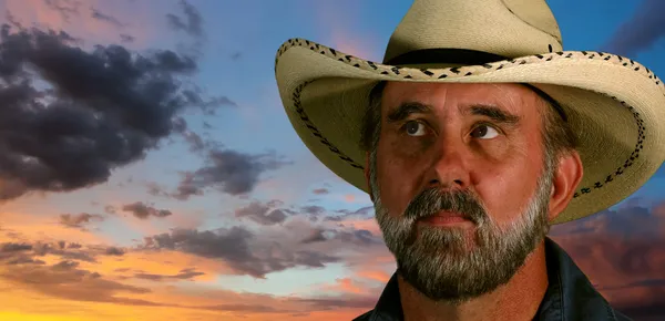 A Man in a White Cowboy Hat at Sunset — Stock Photo, Image