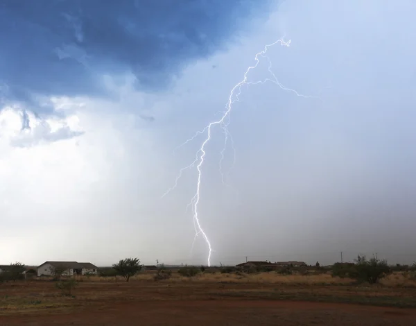 A Bolt of Lightning in a Rural Neighborhood — Stok Foto