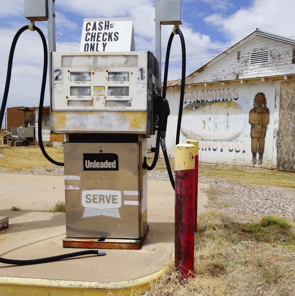 Een oude palominas handelspost benzinepomp — Stockfoto