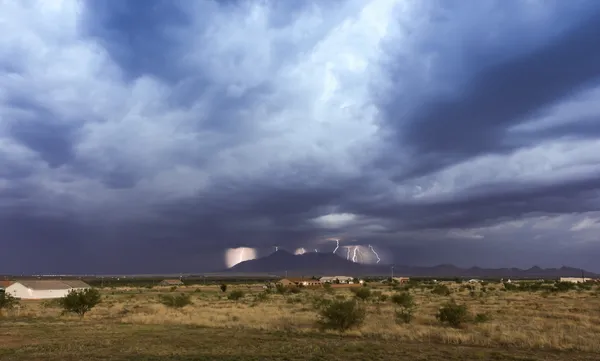 Yıldırım cıvata san jose üzerinde dans — Stok fotoğraf