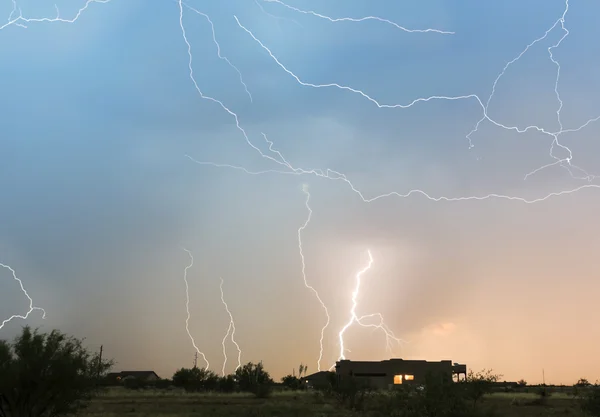 A Dance of Lightning Bolts Streak Above a Neighborhood — Stock Photo, Image