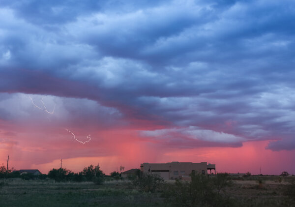 Танец молнии и заката над соседством
