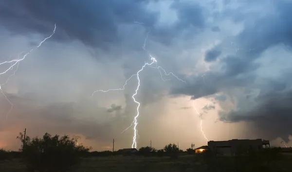 A Dance of Lightning Bolts Streak Above a Neighborhood — Stock Photo, Image