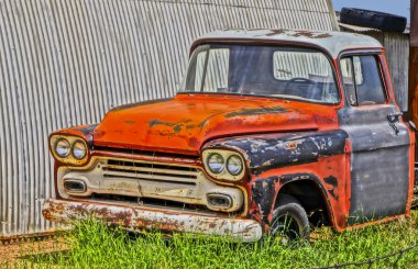 eski bir chevy kamyonet içinde araba mezarlığı 