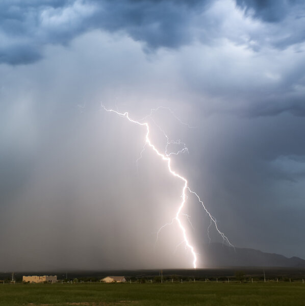 Внезапная вспышка молнии в предгорьях
