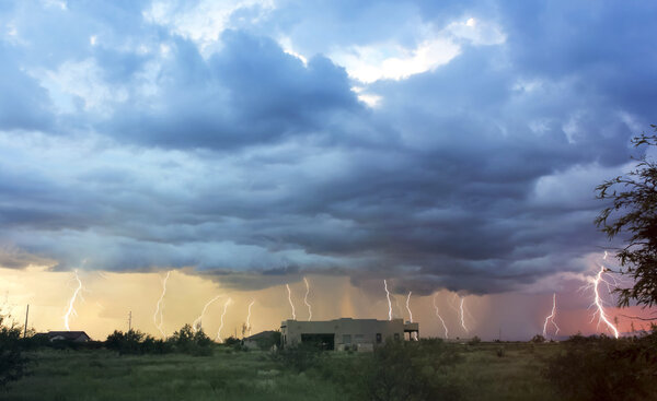 Стрела света над призраком
